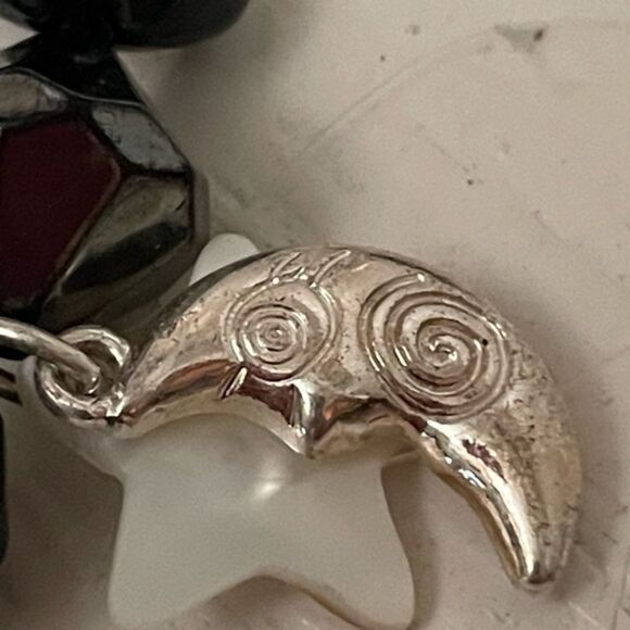 8” Silver tone beaded stretch bracelet w/quartz like, glass, and acrylic beads - Picture 8 of 11